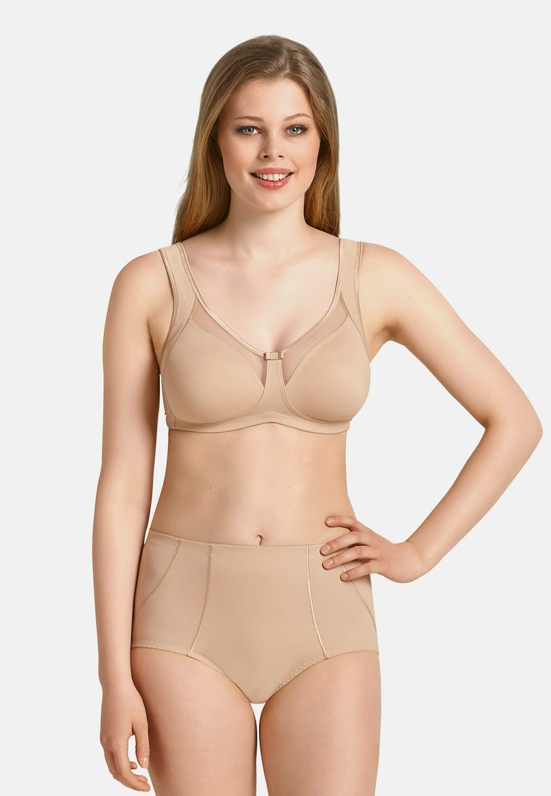 Beige beha en hoge taille slipset, gemaakt van een gladde, rekbare stof. De beha heeft een onderbroken ondersteuning en verstelbare bandjes.