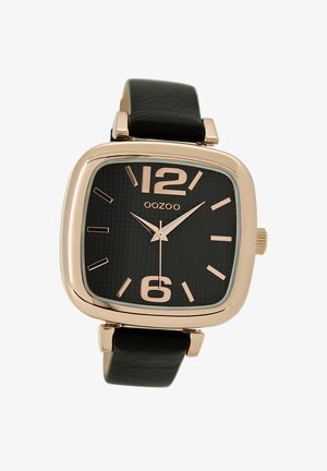 Montre carrée avec un boîtier en or rose, cadran noir texturé, grands chiffres aux positions 12 et 6, et un bracelet en cuir noir. Modèle OOZOO.