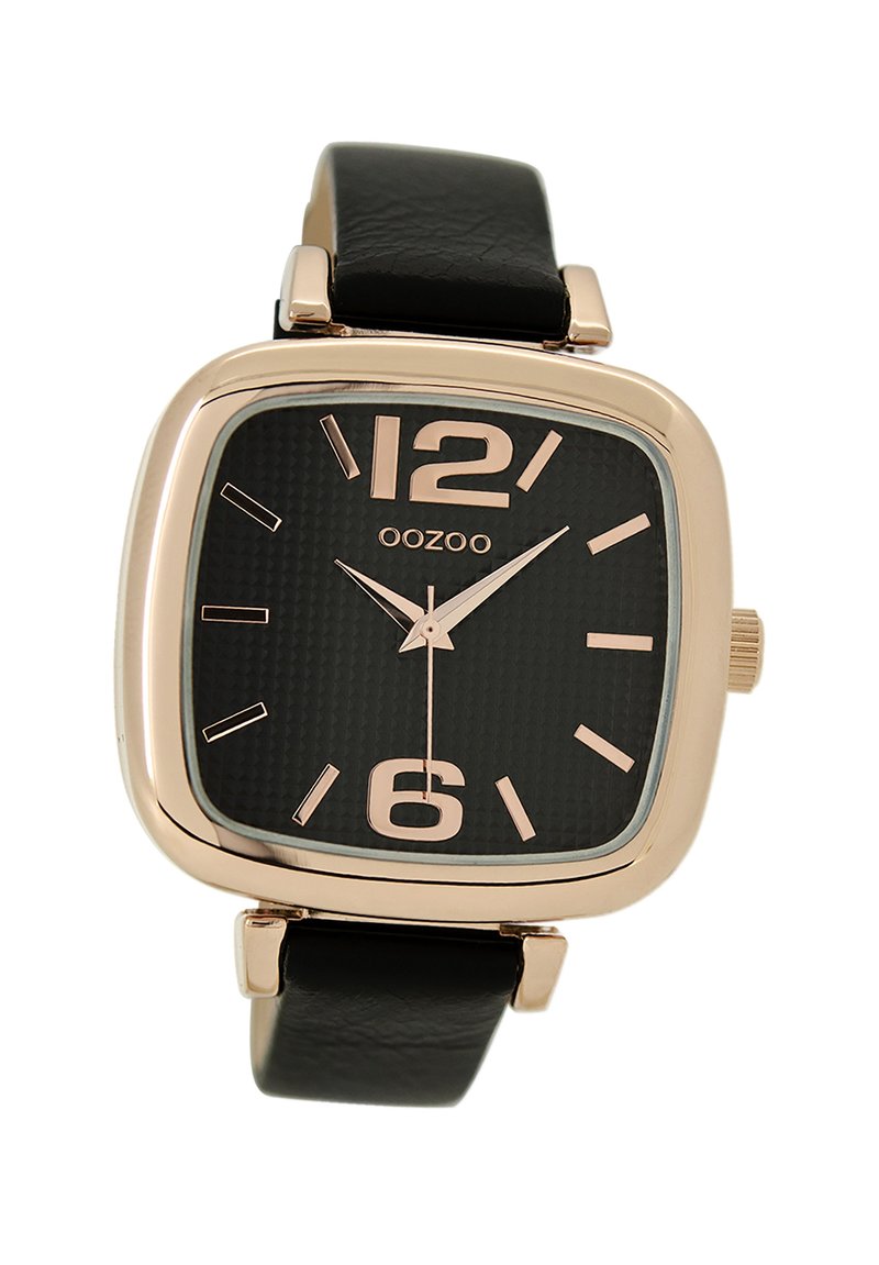 Montre carrée avec un boîtier en or rose, cadran noir texturé, grands chiffres aux positions 12 et 6, et un bracelet en cuir noir. Modèle OOZOO.