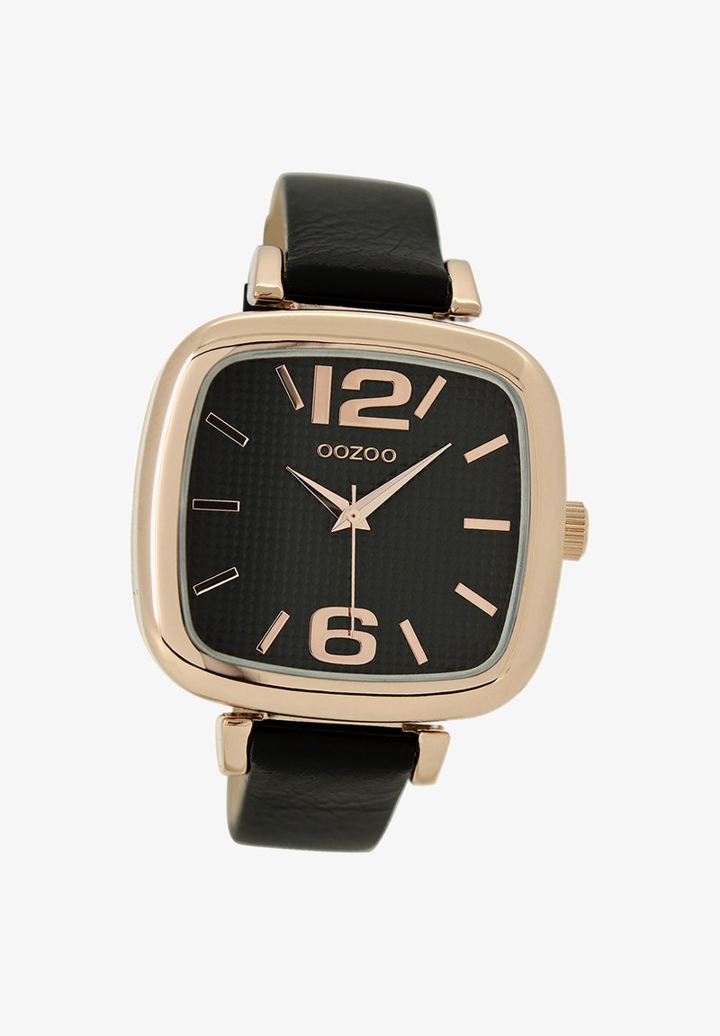 Montre carrée avec un boîtier en or rose, cadran noir texturé, grands chiffres aux positions 12 et 6, et un bracelet en cuir noir. Modèle OOZOO.