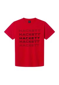 Camiseta de algodón roja con texto negro repetido de "HACKETT" en diferentes grosores de fuente. Manos cortas y cuello redondo.