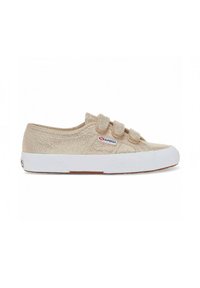 Beige canvas sneakers med en texturerad yta, kardborreband, vit gummisula och en liten logotyp på sidan. Låg profil design.