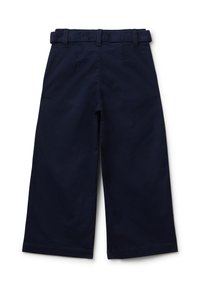 Marineblauwe wijde broek met een platte voorkant, riemlussen, twee zijzakken en een nette zoomafwerking. Strakke stoftextuur.
