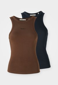 Twee geribbelde tanktops, één in bruin en één in donkerblauw. Beide hebben een aangesloten ontwerp en een ronde halslijn, met een klein logo op de voorkant.