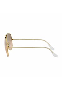 Occhiali da sole aviator color oro con lenti specchiate e montatura in metallo sottile. Puntali bianchi sulle aste, con dettaglio logo vicino alla cerniera.