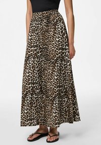 Maxi svārki ar dzīvnieku rakstu, kas iezīmējas ar brūnu un melnu leopardu rakstu, elastīgu jostu, plūstošu dizainu, izgatavoti no viegla auduma.