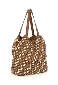 Borsa tote marrone con strisce di pelle intrecciata in argento, oro e beige, dotata di doppi manici e dettagli in borchie metalliche.