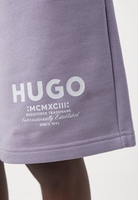 HUGO NOMARIO - Pantaloni de trening - open purple
