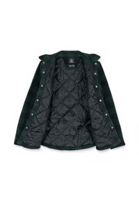Veste en flanelle à carreaux verts et noirs avec un intérieur matelassé noir et des boutons-pression. Elle comporte un col et une texture douce.