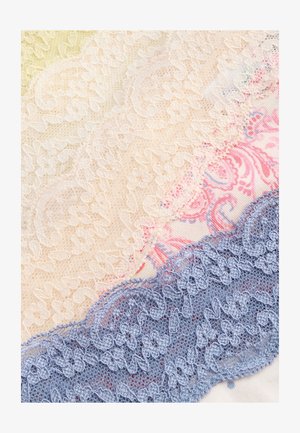 Des bandes de tissu en dentelle de couleur rose pâle, crème et bleue, présentant des motifs floraux, des bords délicatement festonnés et des textures variées.