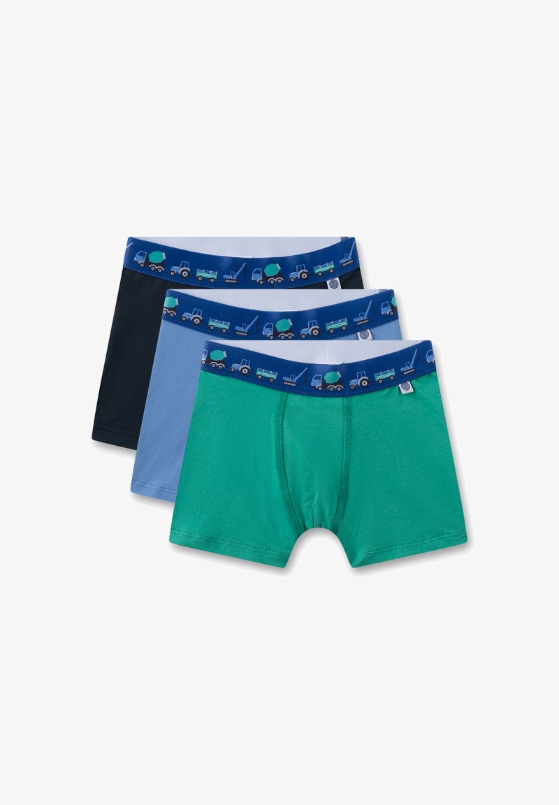 Drei Paare Jungen-Boxershorts: schwarz, blau und grün. Jede hat einen elastischen Bund mit einem Druck von blauen und grünen Fahrzeugen. Glatte Stofftextur.