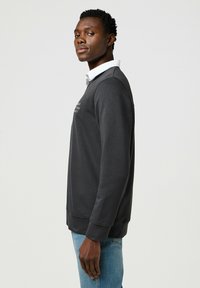 Wrangler LONG SLEEVE EMBROIDERY CREW  - Sudadera - faded black