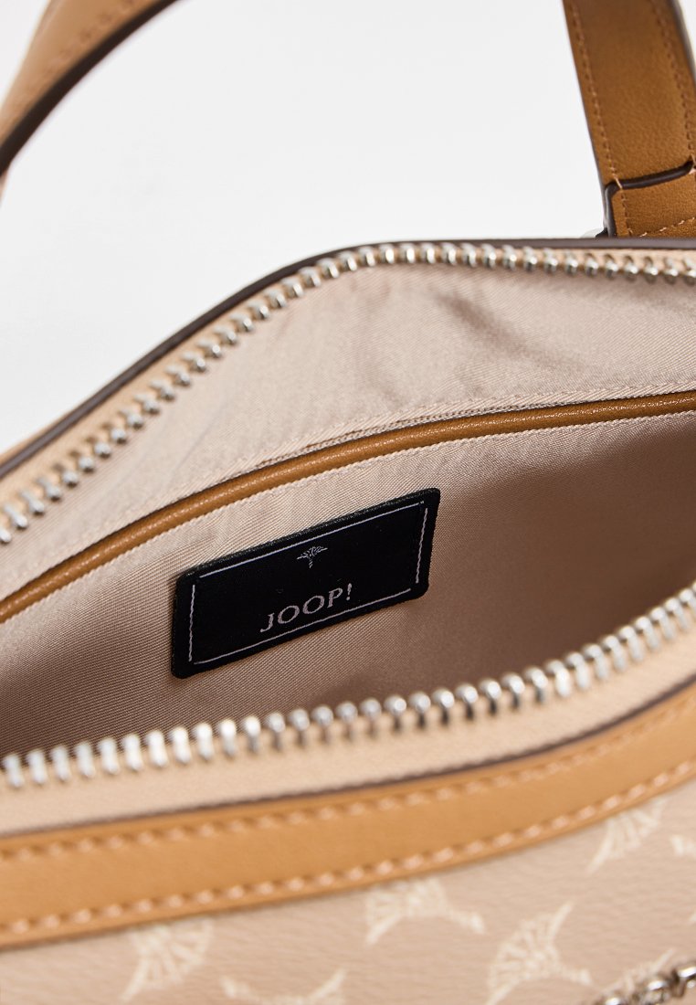 Beige Handtasche mit glattem Lederaußenmaterial, ausgestattet mit einem Reißverschluss, Stofffutter und einem schwarzen Etikett mit "JOOP!" im Inneren.