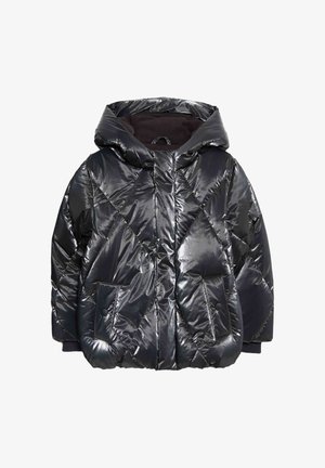 Svart glänsande dunjacka med huva, diagonalt quiltat mönster, framfickor med tryckknappar och ribbade ärmslut, visad mot en vit bakgrund.