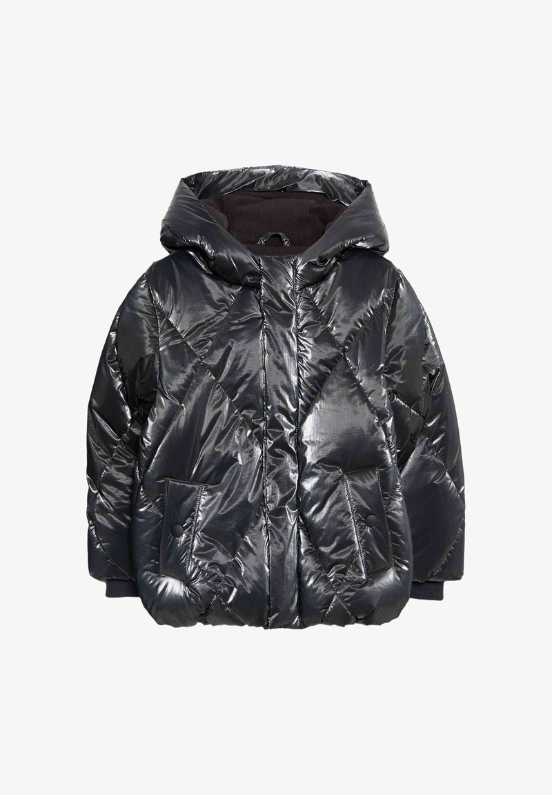 Czarna, błyszcząca kurtka puchowa z kapturem, w diagonalny wzór pikowania, z przednimi kieszeniami zapinanymi na napy i ściągaczami na rękawach, prezentowana na białym tle.