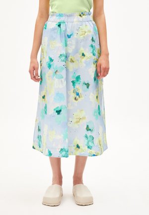 Lichtblauwe midi-rok van stof met groene en gele abstracte patronen, elastische tailleband en rechte silhouet.