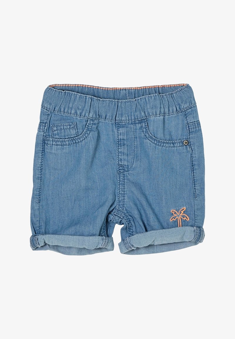 Pantalones cortos de mezclilla azul claro para niños con dobladillos enrollados, cinturilla elástica, bolsillos frontales y pequeño bordado de una palmera naranja en la pierna izquierda.