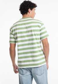 Guess Jeans STRIPED - Apdrukāts T-krekls - grün