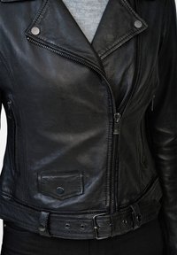 Schwarze Lederbikerjacke mit umgeschlagenem Kragen, Reißverschluss vorne und zwei Seitentaschen. Mit einem Taillengürtel und Druckknopfdetails.