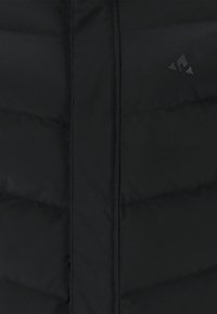 Schwarze Steppjacke mit gestepptem Design, glatter Textur, verdecktem Reißverschluss und dezentem Logo in der oberen Ecke. Leicht und isolierend.