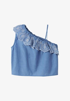 Crop top bleu asymétrique avec volant en dentelle à œillets et fine bretelle sur l'épaule droite.