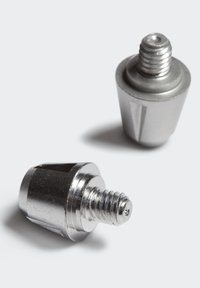 Metalne vijčane spojnice sa sjajnom srebrnom površinom, cilindričnog oblika, sa teksturiranim držanjem i navojnim vrhom za sigurno pričvršćivanje.
