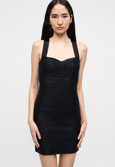 Μαύρο εφαρμοστό φόρεμα με οριζόντια ριμπ υφή, φαρδιές τιράντες και ντεκολτέ καρδιά. Λείο υλικό με ελαφρύ γυάλισμα.