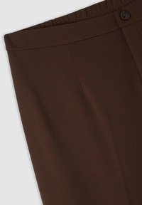 Brązowe, tkane spodnie z gładkiej tkaniny, z płaskim pasem, pojedynczym zapięciem na guzik i plisami z przodu.
