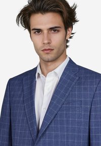 Blauer kariert blazer aus strukturiertem stoff, mit spitzenrever und einer einzigen brusttasche, getragen über einem weißen kragenhemd.