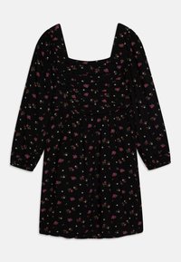 Vestido preto floral com mangas longas e bufantes, decote quadrado e textura franzida. Apresenta pequenas flores rosas e brancas por todo o lado.