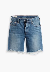 Shorts en denim bleu clair avec un ourlet effiloché, un design à cinq poches, un zip à bouton, des accents en métal cuivré et une finition légèrement délavée.