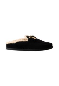 Chausson noir à enfiler avec une doublure en polaire beige et une boucle dorée décorative sur le dessus, vu de côté.