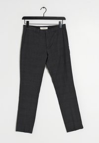 Pantalons cintrés gris foncé avec un motif à carreaux subtil, un devant plat et une coupe slim. Le tissu a une texture lisse. Comprend des passants de ceinture.