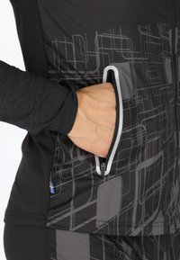 Schwarze Zip-Jacke mit geometrischem grauen Muster, ausgestattet mit einer Reißverschlusstasche und einem schwedischen Flaggen-Akzent am Saum. Weicher Stoff, taillierte Passform.