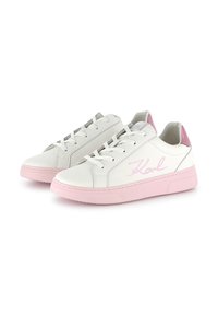 Bílé kožené tenisky s růžovou podrážkou a akcenty. Mají šněrovací design a mírně zvýšený podpatek. Na boku je výrazné růžové logo značky.