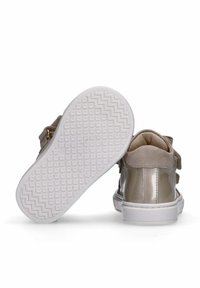 Sneakers beige in pelle verniciata per bambini con strap in Velcro, suole in gomma bianca e motivo testurizzato sulla suola.