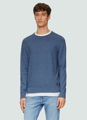 Blauwe herensweater, gebreide textuur, ronde halslijn, witte shirt daaronder in lagen, zwart merklabel aan de onderkant links, getailleerd ontwerp.
