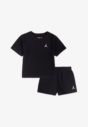 Juodas medvilnės trumpomis rankovėmis marškinėlių ir šortų rinkinys su balta Jordan logotipu ant krūtinės ir kairės kojos, su elastinga juosmeniu.