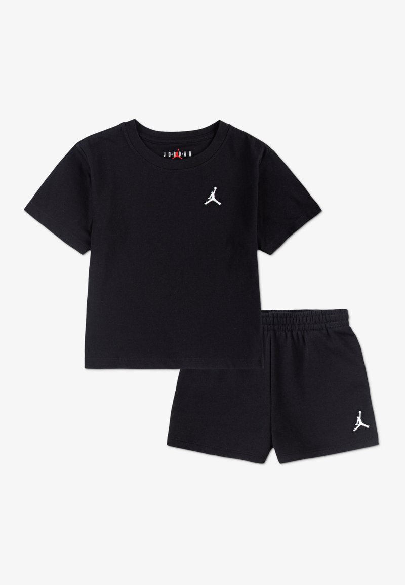 Crni pamukan kratki rukav T-shirt i set kratkih hlača s bijelim Jordan logom na prsima i lijevoj nozi, s elastičnom trakom za struk.