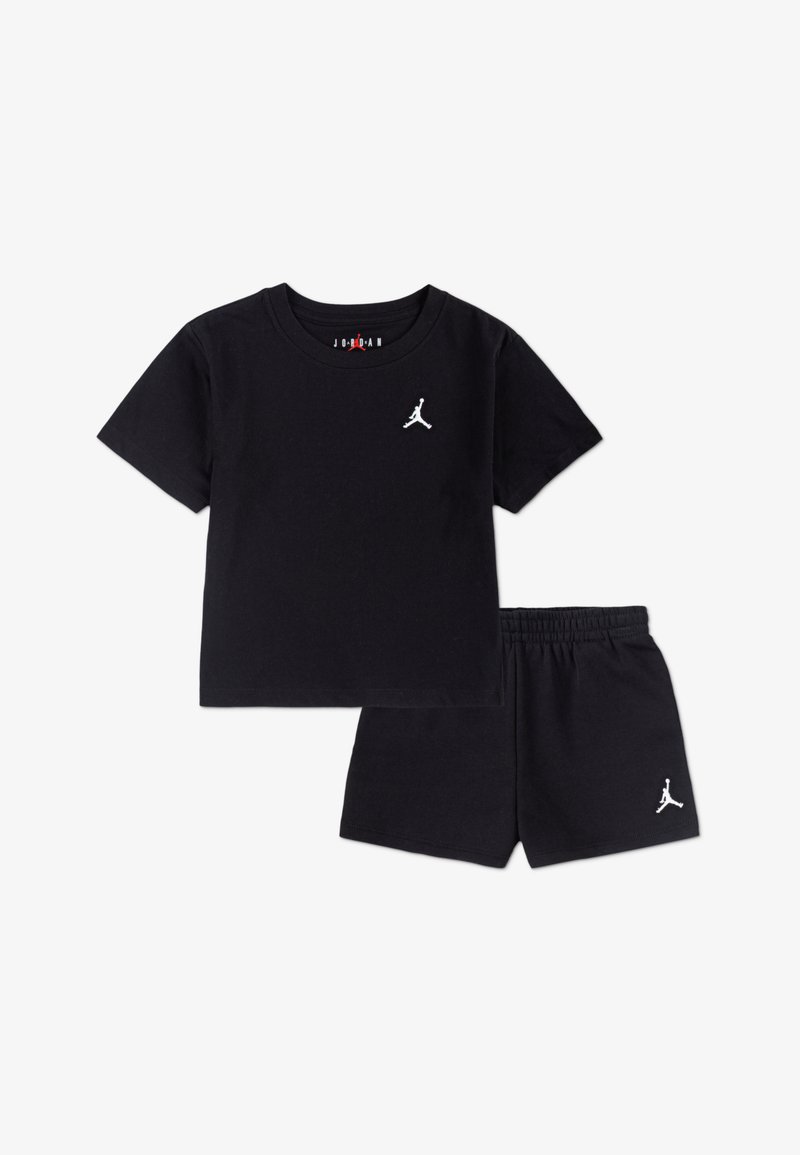 Juodas medvilnės trumpomis rankovėmis marškinėlių ir šortų rinkinys su balta Jordan logotipu ant krūtinės ir kairės kojos, su elastinga juosmeniu.