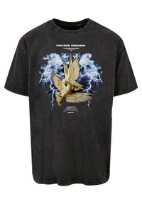 Svart bomull t-skjorte med et grafisk design av to hvite due mot en blå stormfull bakgrunn med lyn, og teksten "VINTAGE DREAMS".