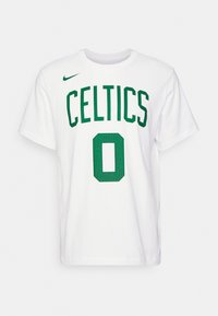 Hvid bomulds t-shirt med "CELTICS" i grøn over nummeret "0", begge i en fed, perforeret skrifttype. Korte ærmer og rund halsudskæring.