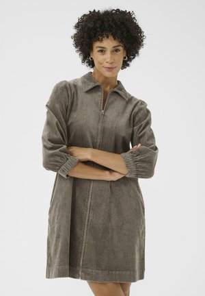 Rochie din tercot maro, cu fermoar frontal, gât cu guler și mâneci lungi, având o croială lejeră și textură ribbed verticală.