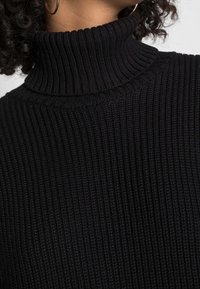 Monki Stickad tröja - black