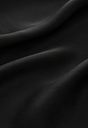 Schwarzer Stoff mit glatter, matter Textur, der weiche Falten und einen subtilen Glanz aufweist, mit feiner, gleichmäßiger Struktur ohne Muster oder Akzente.