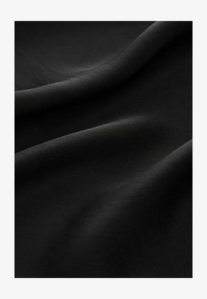Schwarzer Stoff mit glatter, matter Textur, der weiche Falten und einen subtilen Glanz aufweist, mit feiner, gleichmäßiger Struktur ohne Muster oder Akzente.
