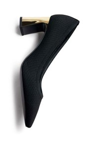 Zapato de tacón alto negro con parte superior de tela texturizada, diseño angulado y un brillante acento dorado en el tacón grueso. Interior negro suave.