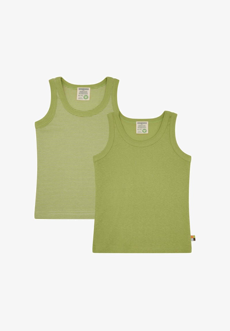 Due top verde esposti: uno in tinta unita e l'altro con strisce verde chiaro, entrambi con scollature rotonde e una texture di stoffa morbida.