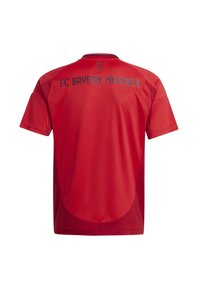 Maillot de football rouge du FC Bayern Munich avec panneaux en mesh, col rond et logo en lettres bleu foncé dans le haut du dos. Manches courtes.