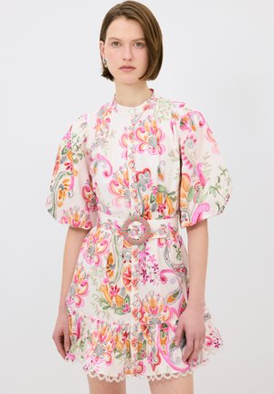Bloemmotief jurk in lichtroze met pofmouwen, knopen, een getailleerde taille en een decoratieve riem met een kleurrijke accent.